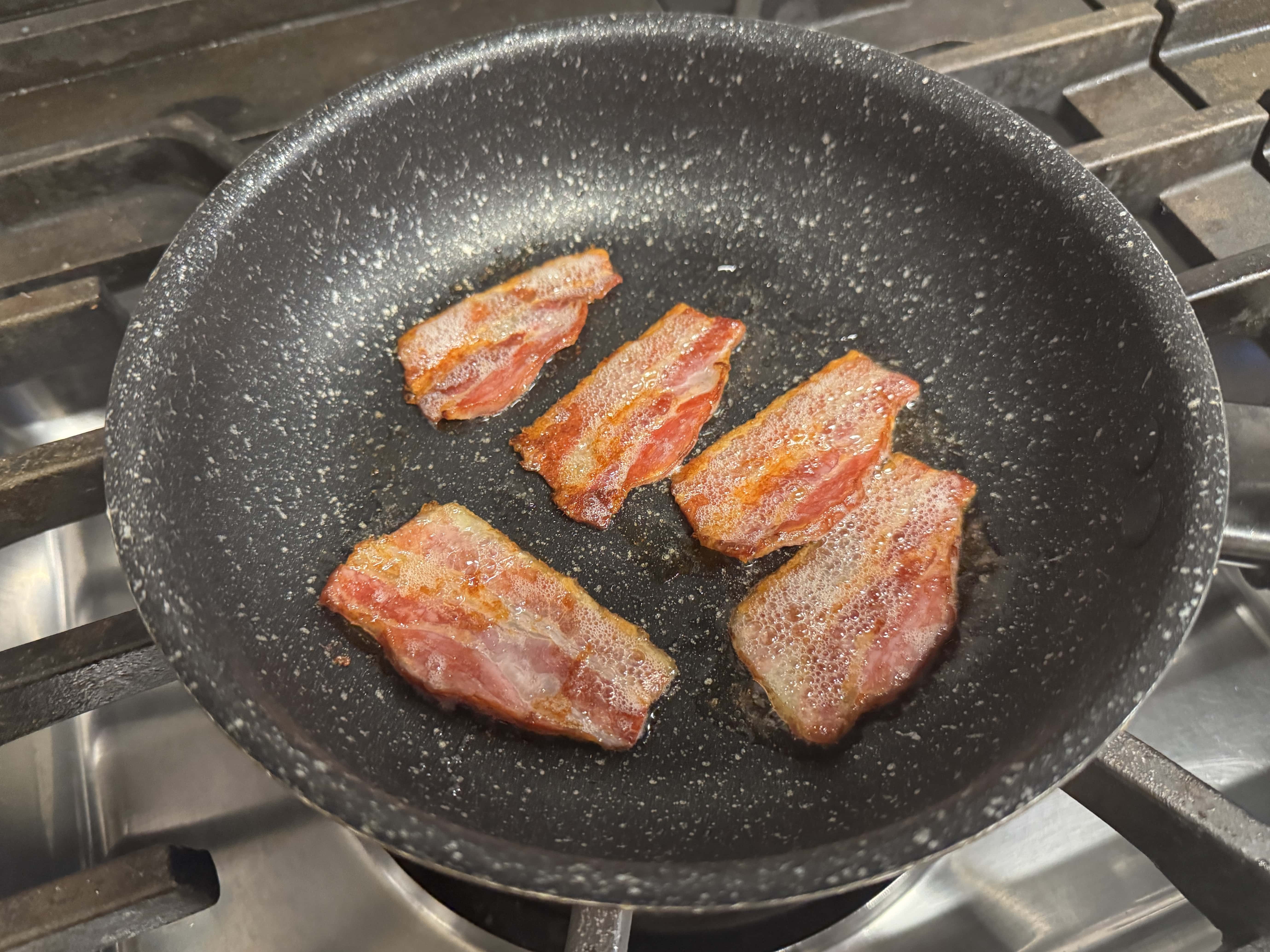 フライパンで弱火からじっくり焼くベーコン
