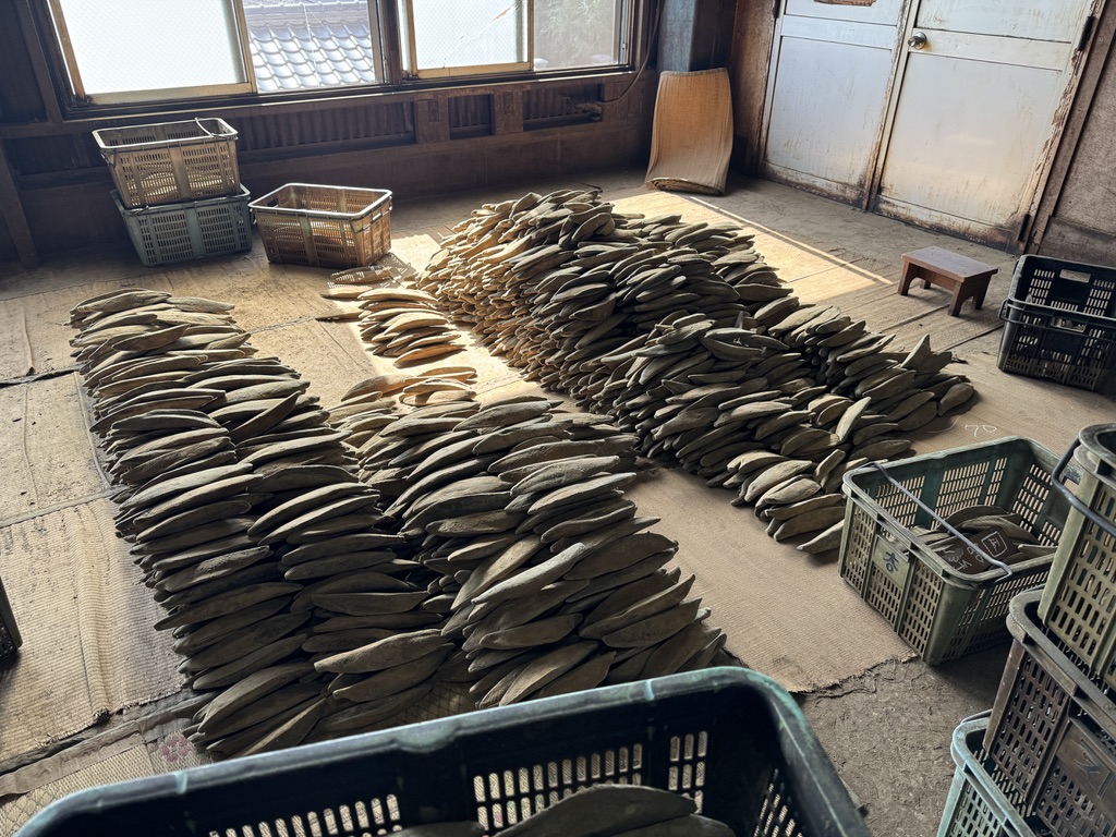 鹿児島県指宿市の削り節工場に積まれたかつお節